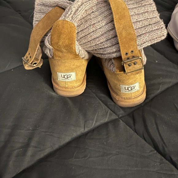 UGGS - Picture 2 of 3